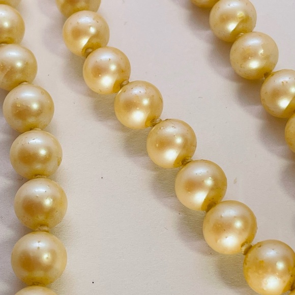 Vtg “Givenchy” 1977cream faux pearl hand knotted 26” necklace (showing wear) - Picture 5 of 6